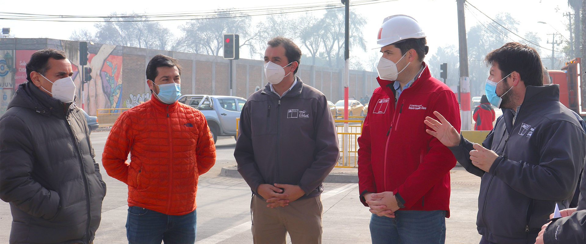 autoridades conversan en la esquina de avenida Freire y acceso a El Boldo