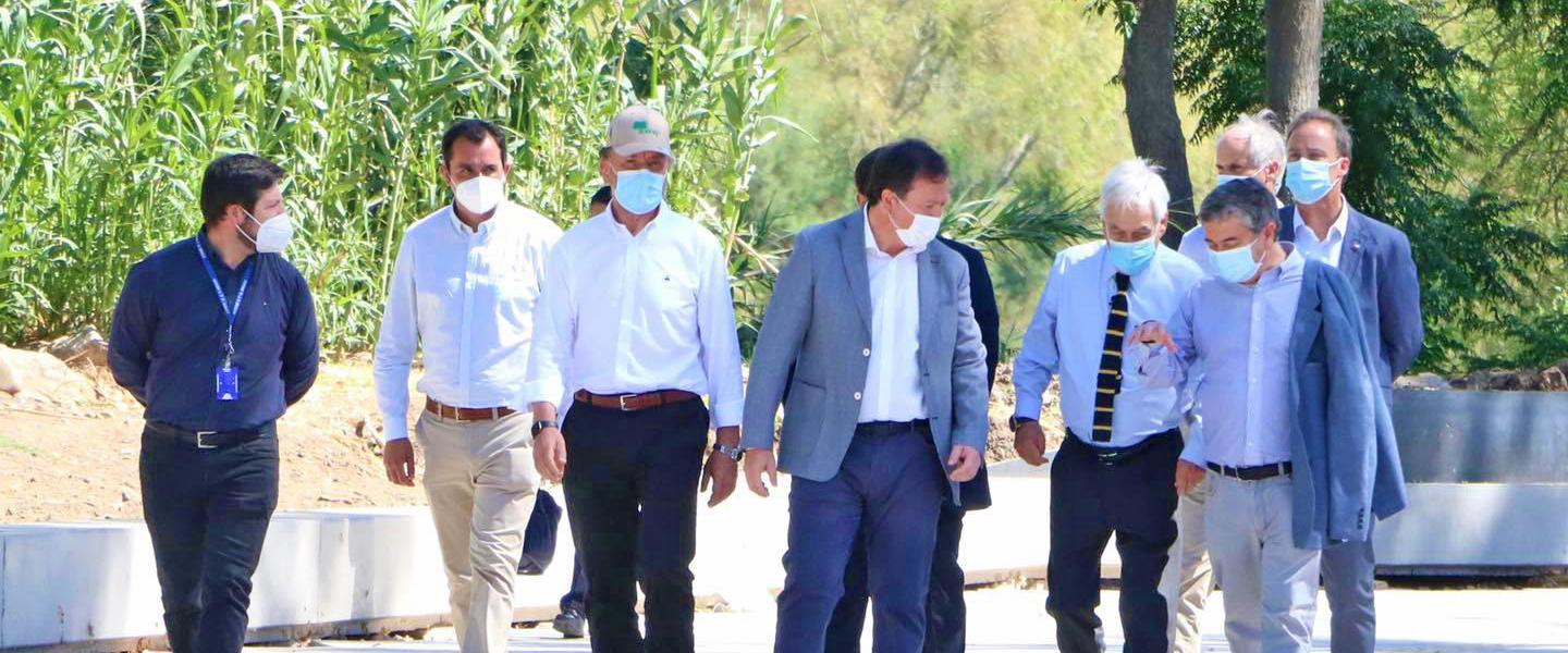 autoridades caminan con presidente Piñera en parque río claro