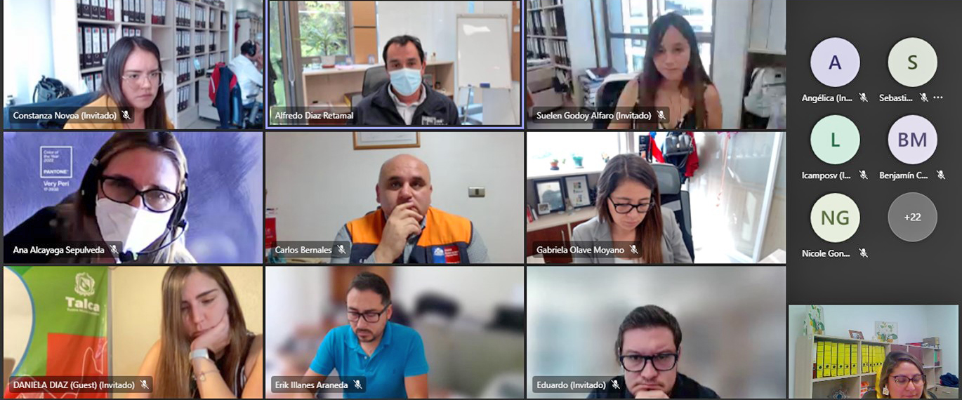 grupo de personas conectadas por video conferencia