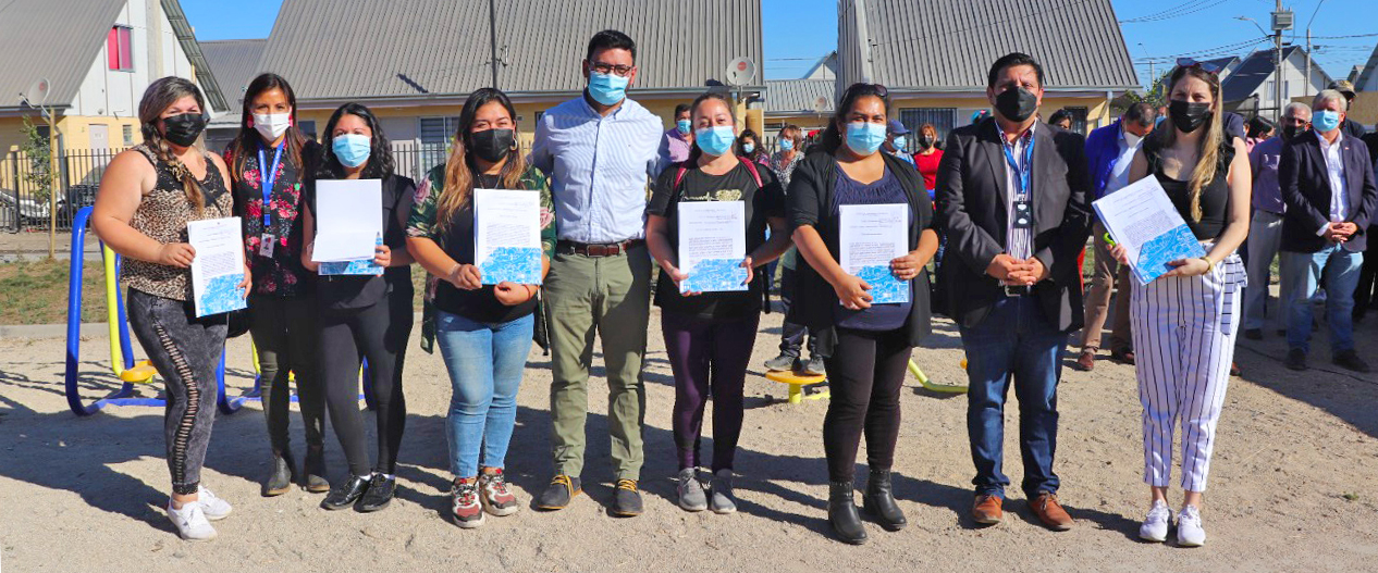 grupo de mujeres con autoridades en plaza