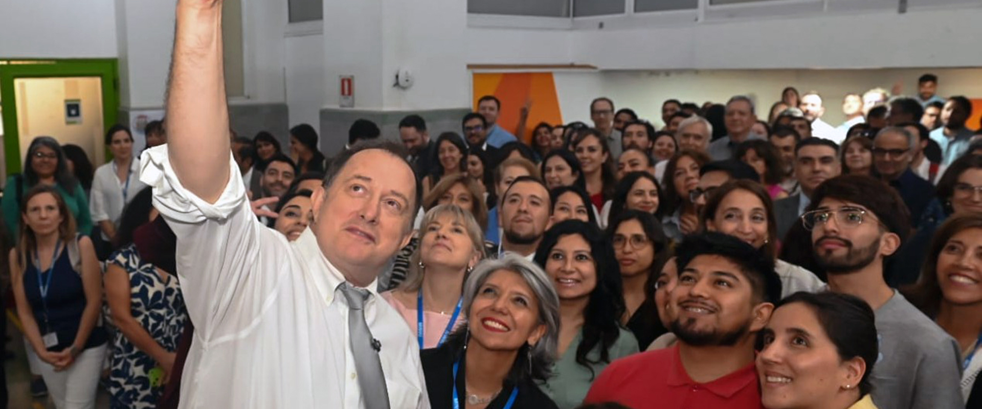 Ministro Ivan Poduje toma una selfie con funcionariado del Minvu