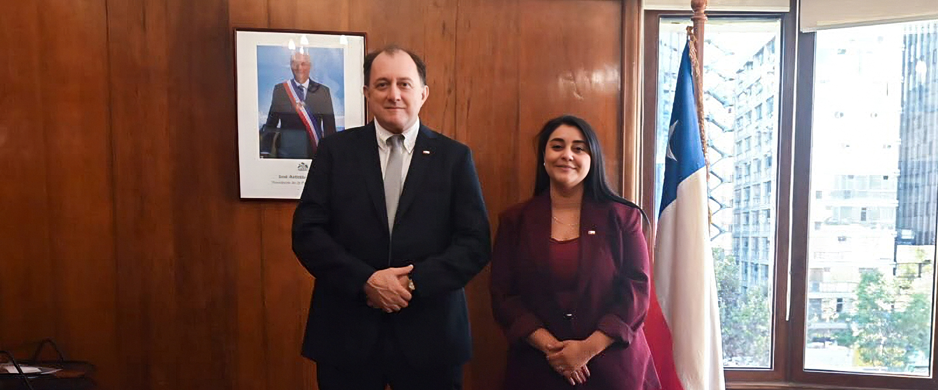 ministro Ivan Poduje y subsecretaria Natalia Aguilar posan mirando a la cámara al interior de oficina MINVU