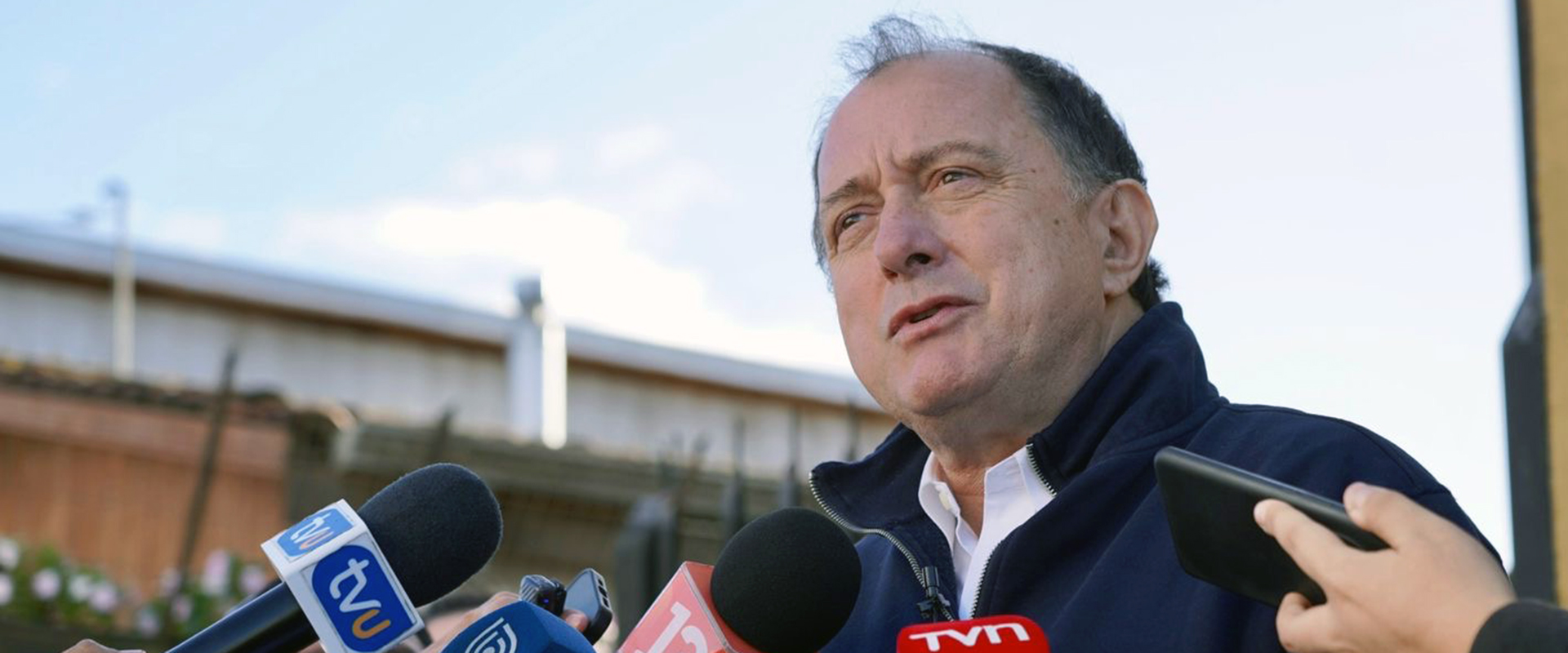 ministro de vivienda Ivan Poduje entrega declaraciones ante micrófonos de prensa